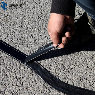 Perbaikan Cepat Overbanding Self Adhesive Bitumen Tape Untuk Tarmac Asphalt Road Crack Joint Cold