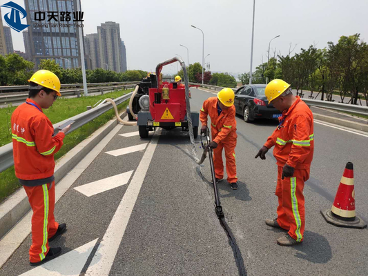 160 Deg Asphalt Road Maintenance Hot Tar Road Repair Sealant Untuk Memperbaiki Jalan