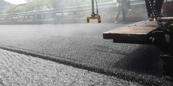 1.5cm 2cm Asphalt Overlay Bitumen Perbaikan Jalan Pemeliharaan Perkerasan Beton